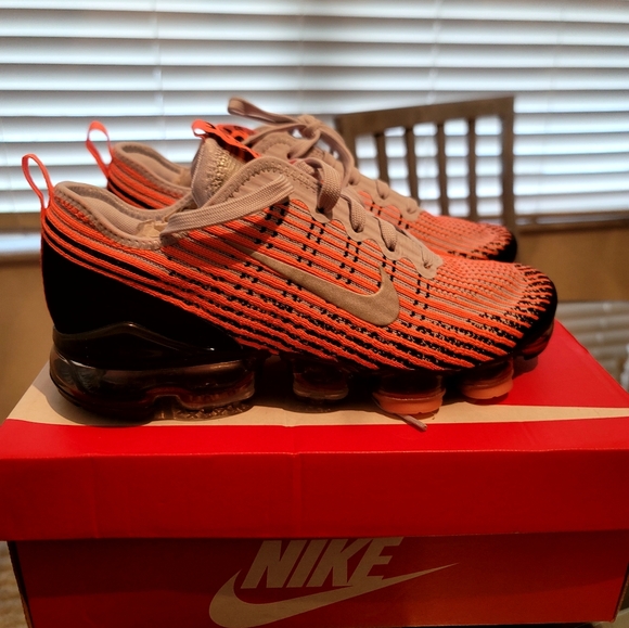 Brand new Nike VaporMax 6.5 in striking ora - Picture 3 of 3